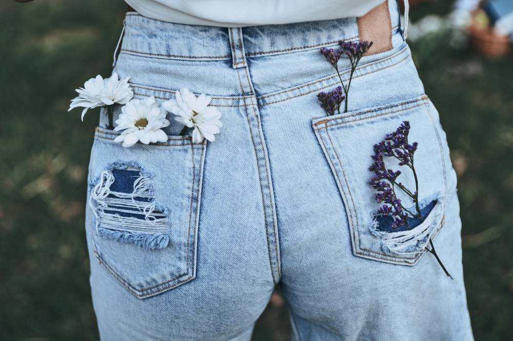 Femme en jean taille haute mettant en valeur sa silhouette